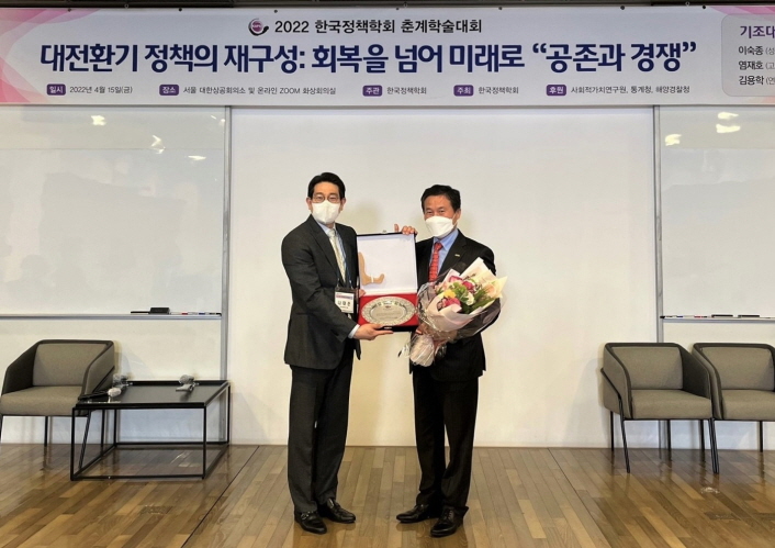 사진 1. 한국콘텐츠진흥원은 K-콘텐츠와 연관산업의 해외진출과 신한류 확산에 기여한 공로를 인정받아 ‘한국정책학회 제11회 한국정책대상’에서 대상을 수상하는 영예를 안았으며, 15일(금) 시상식에서 한국콘텐츠진흥원 조현래 원장이 참석해 수상하고 있다. (사진 좌측 한국정책학회 나태준 학회장, 우측 한국콘텐츠진흥원 조현래 원장) 