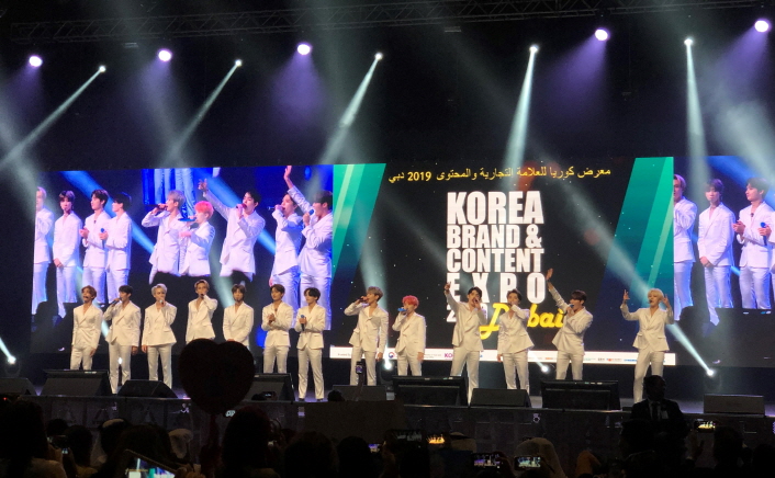 사진1. 지난 16일~18일 두바이 월드 트레이드 센터에서 개최된 ‘2019 두바이 한류박람회’ K-POP 콘서트에서 세븐틴이 공연을 하고 있다.