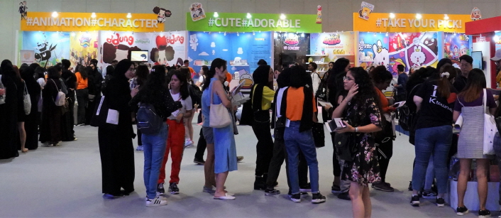 사진3. 지난 16일~18일 두바이 월드 트레이드 센터에서 개최된 ‘2019 두바이 한류박람회’ 전시체험존에서 참관객들이 체험에 참여하고 있다.