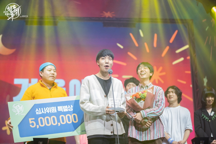 사진3. 지난 11월 30일 예스24라이브홀에서 개최된 '2019 EBS 올해의 헬로루키 with KOCCA'에서 '겨울에서봄'이 심사위원 특별상을 수상했다.