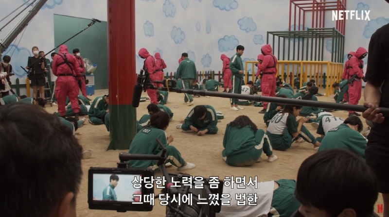 사진1. 스튜디오큐브에서 <오징어 게임> 달고나 게임 장면을 촬영하고 있다.
(출처 : <오징어 게임 | 제작기 영상 | 넷플릭스>, Netflix Korea 유튜브 계정)
