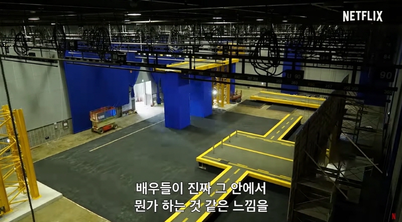 사진2. 스튜디오큐브에서 <오징어 게임> 줄다리기 장면을 촬영하기 위한 세트를 구축하고 있다.
(출처 : <오징어 게임 | 제작기 영상 | 넷플릭스>, Netflix Korea 유튜브 계정)

