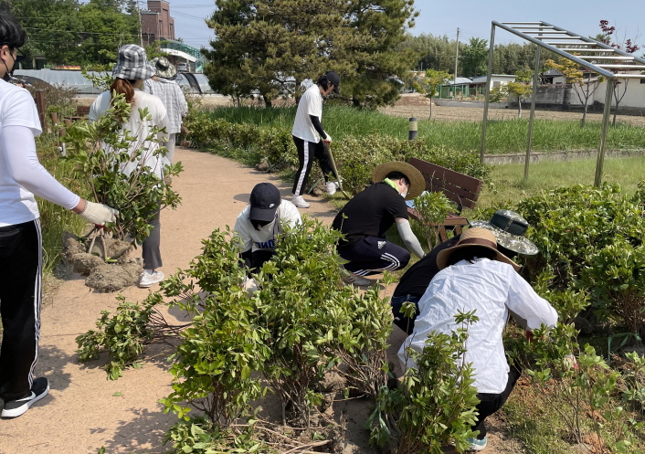 사진 2. 18일(수) 한국콘텐츠진흥원 임직원들이 ‘아름다운 농촌 만들기 캠페인’에 자발적으로 참여하여 나주시 도래마을에서 꽃 심기 활동을 진행했다.