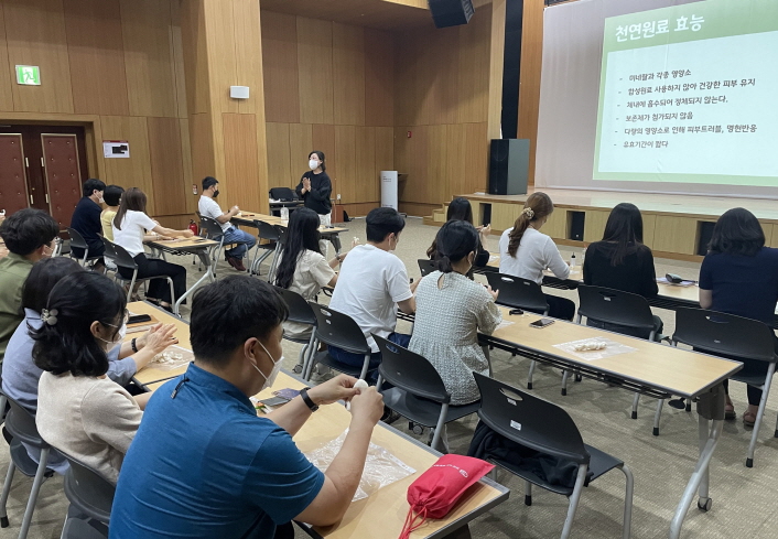 사진 3. 한국콘텐츠진흥원은 세계 환경의 날을 맞아 ESG 경영 및 친환경 가치 확산을 위한 ‘가치, 그린 캠페인’을 지난 7일부터 17일까지 콘진원 나주 본원에서 진행했다. 캠페인 기간 중 친환경 비누 만들기 체험을 진행했으며, 친환경 비누 제작 꾸러미도 지역 아동양육시설에 전달할 예정이다.