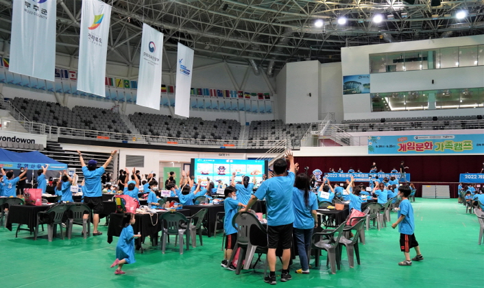 사진 1. 지난 24~25일 문화체육관광부, 한국콘텐츠진흥원, 게임문화재단이 무주 태권도원에서 개최한 ‘게임문화 가족캠프’에서 참가 가족들이 게임 퀴즈대회에 참가하고 있다.