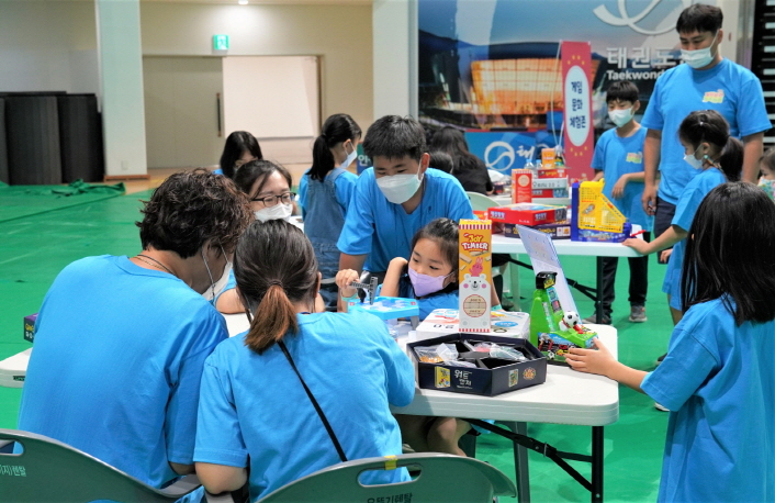 사진 2. 지난 24~25일 문화체육관광부, 한국콘텐츠진흥원, 게임문화재단이 무주 태권도원에서 개최한 ‘게임문화 가족캠프’에서 참가 가족들이 게임문화체험존에서 함께 게임으로 소통하고 있다.