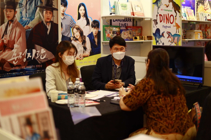 사진 1. 한국콘텐츠진흥원은 지난 26일부터 나흘간 싱가포르 샌즈 엑스포&컨벤션 센터에서‘2022 K-콘텐츠 엑스포 in 싱가포르’를 개최했으며, 33개 콘텐츠 기업이 총 447건의 수출 상담을 진행했다