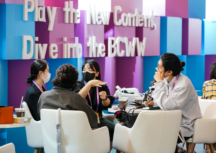 사진4. 지난 8월 31일부터 9월 2일까지 콘진원이 주관한 국제방송영상마켓 BCWW 2022 네트워킹 라운지에서 관계자들이 사업 논의와 네트워킹 기회를 가졌다. 