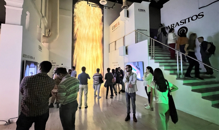 붙임2. 멕시코 과나후아토 전시 사진 (2) 지난 10월 12일~30일 멕시코 과나후아토 대학교에서 개최된 ‘한국: 입체적 상상(KOREA: Cubically Imagined)’ 전시에서 관람객들이 신기술융합콘텐츠를 관람하고 있다.