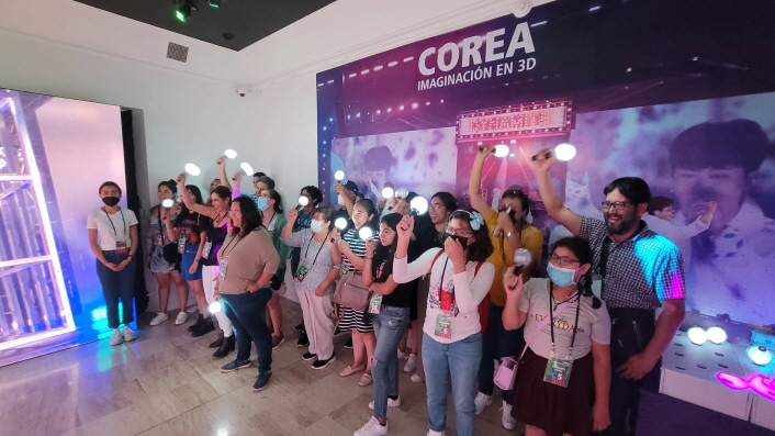 붙임2. 멕시코 과나후아토 전시 사진 (3) 지난 10월 12일~30일 멕시코 과나후아토 대학교에서 개최된 ‘한국: 입체적 상상(KOREA: Cubically Imagined)’ 전시에서 관람객들이 BTS의 신기술융합콘텐츠를 즐기고 있다.