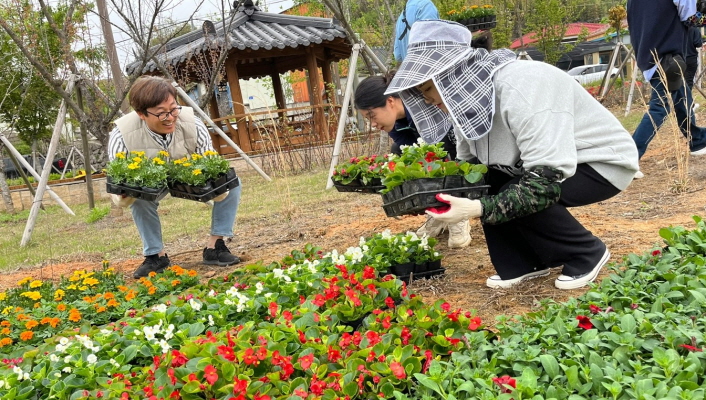 사진 2. 한국콘텐츠진흥원은 농림식품기술기획평가원과 함께 <아름다운 농촌 만들기 캠페인>에 참여했다. (2)