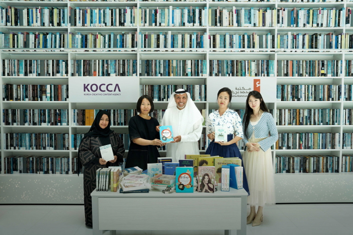 붙임. 한국콘텐츠진흥원은 UAE 모하메드 빈 라시드(Mohammed bin Rashid, 이하 MBR) 도서관과 양국 콘텐츠산업 진흥을 위한 파트너십을 구축하고, 한류 콘텐츠 관련 도서를 기증했다. (왼쪽부터 MBR 도서관 카디자 모신(Khadija Mohsin) 수석 사서, 콘진원 오현전 UAE비즈니스센터장, MBR 도서관 모하메드 알마즈루에이(Mohammed Almazrooei) CEO, 콘진원 해외교류협력팀 김고은 대리, 박서정 대리)