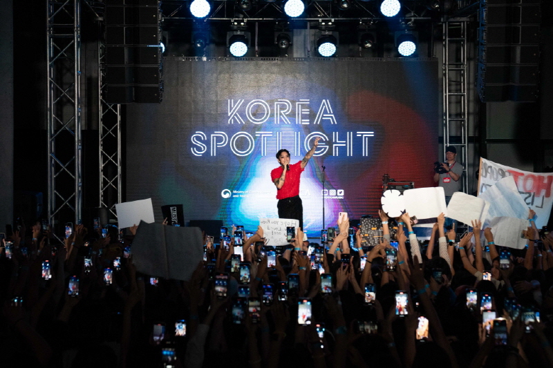 사진 3. 한국콘텐츠진흥원은 ‘코리아 스포트라이트 @카자흐스탄(Korea Spotlight @Kazakhstan)’을 지난 23일 카자흐스탄 알마티에서 개최했다. (디피알 이안(DPR IAN)이 무대에서 노래하고 있다)
