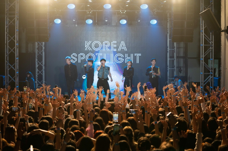 사진 4. 한국콘텐츠진흥원은 ‘코리아 스포트라이트 @카자흐스탄(Korea Spotlight @Kazakhstan)’을 지난 23일 카자흐스탄 알마티에서 개최했다. (머스트비(MUSTB)가 무대에서 노래하고 있다)