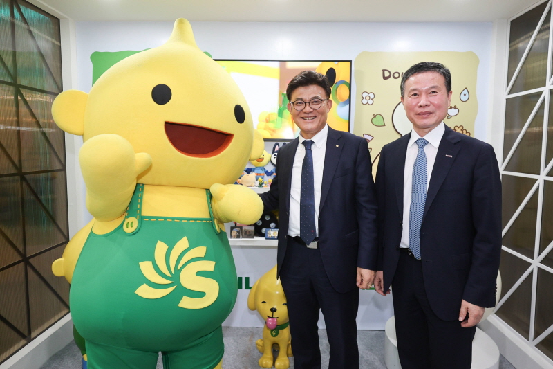 사진6. 한국콘텐츠진흥원은 콘텐츠 IP 분야의 대중소기업 동반성장을 위한 업무협약 끝난 후 ‘빌드업 IP 콜라보 연구소’ 전시 부스에 방문했다. (왼쪽부터 에쓰-오일 안종범 사장, 콘진원 조현래 원장)