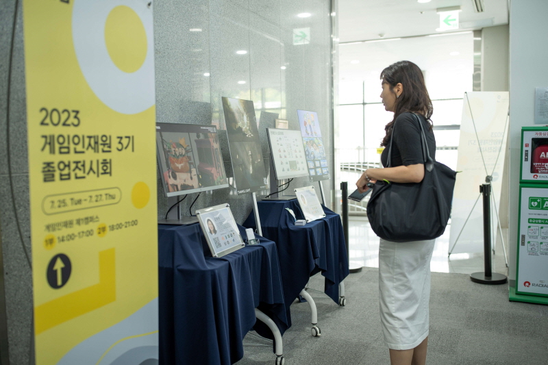 사진 3. 한국콘텐츠진흥원은 국내 우수 중소 게임 개발사 발굴 및 역량강화를 위한 ‘2023 글로벌게임허브센터 오픈하우스’를 지난 25일 경기도 판교 글로벌게임허브센터에서 개최했다.(LH기업성장센터 1층 게임인재원 제1캠퍼스에서 게임인재원 3기 졸업예정자들이 졸업 전시회를 진행했다.)