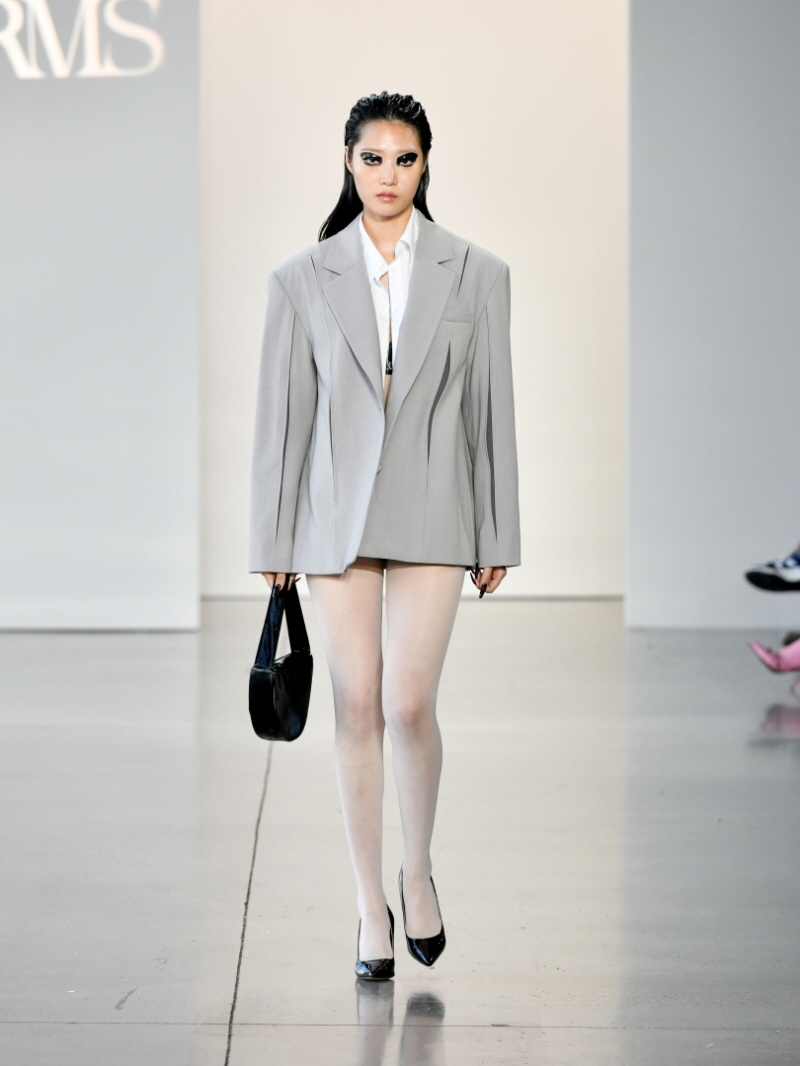 사진 1-1. ‘컨셉코리아 뉴욕 S/S 2024’ 패션쇼를 통해 공개된 김희진, 이하은 디자이너의 ‘키미제이(KIMMY.J)’ 런웨이.