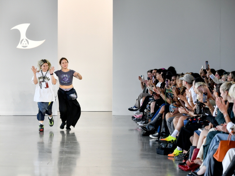 사진 2-1. ‘컨셉코리아 뉴욕 S/S 2024’ 패션쇼를 통해 공개된 박현 디자이너의 ‘므아므(MMAM)’ 런웨이.