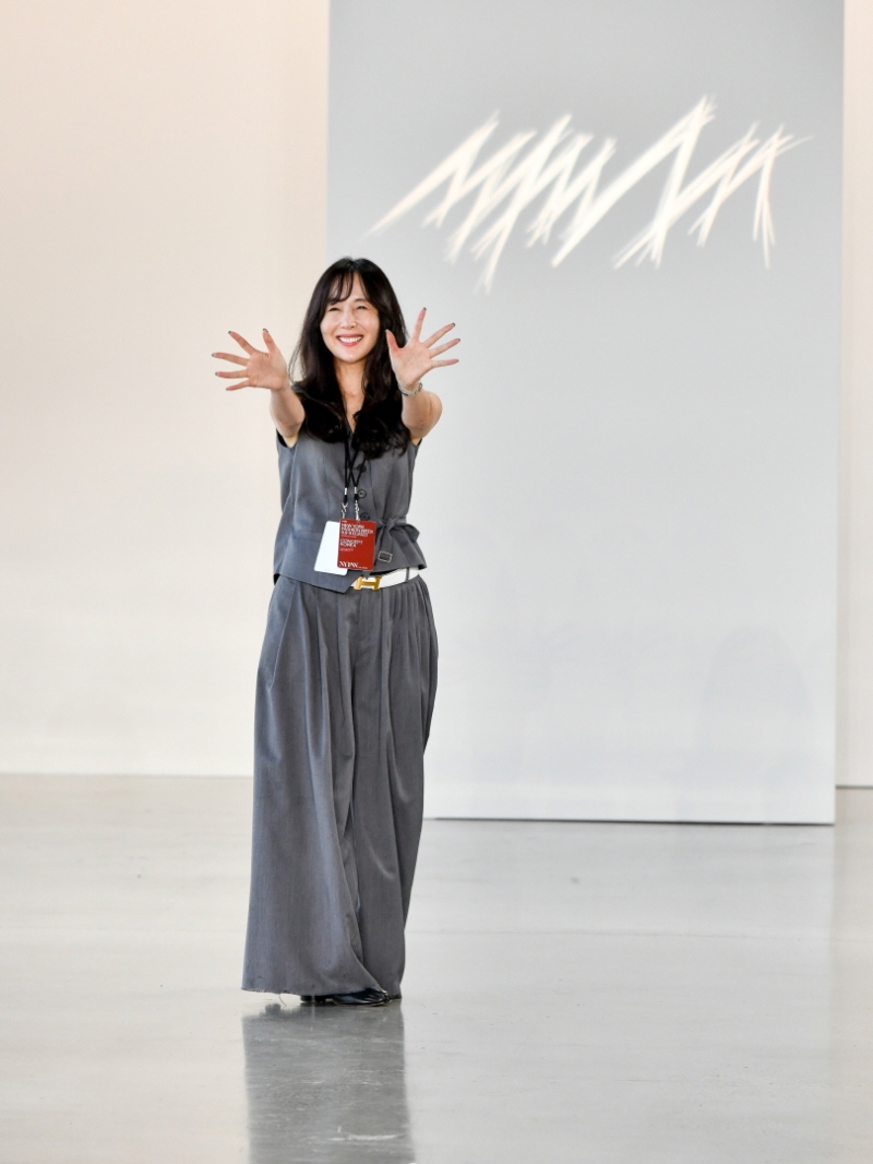 사진 3-1. ‘컨셉코리아 뉴욕 S/S 2024’ 패션쇼를 통해 공개된 강요한 디자이너의 ‘참스(CHARM’S)’ 런웨이.