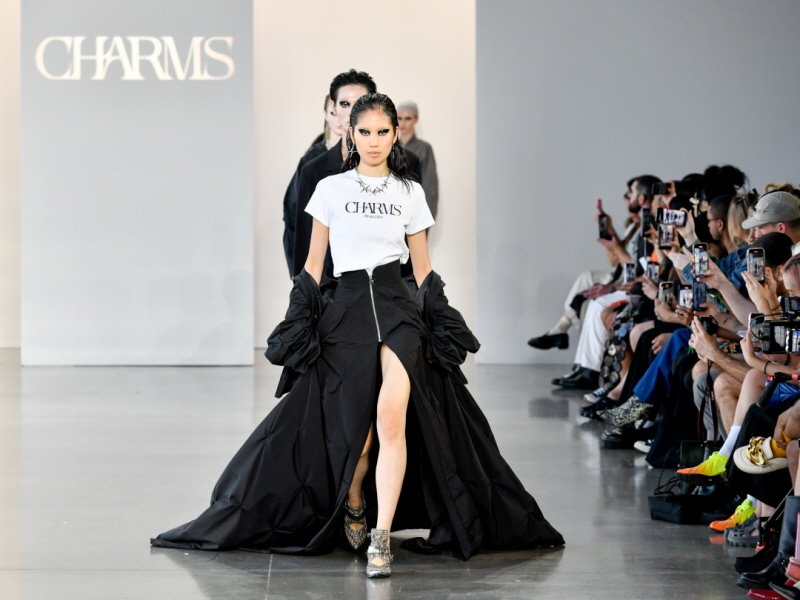 사진 3-2 .‘컨셉코리아 뉴욕 S/S 2024’ 패션쇼를 통해 공개된 강요한 디자이너의 ‘참스(CHARM’S)’ 런웨이.