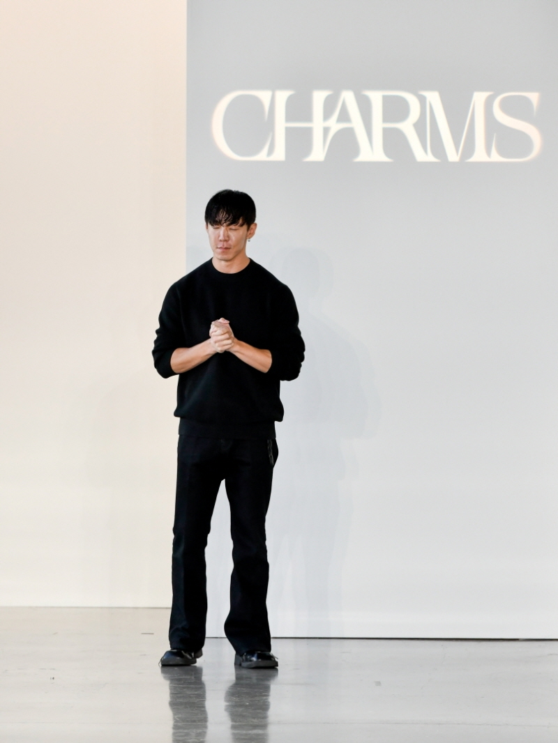 사진 3-3. ‘컨셉코리아 뉴욕 S/S 2024’ 패션쇼를 통해 공개된 강요한 디자이너의 ‘참스(CHARM’S)’ 런웨이.