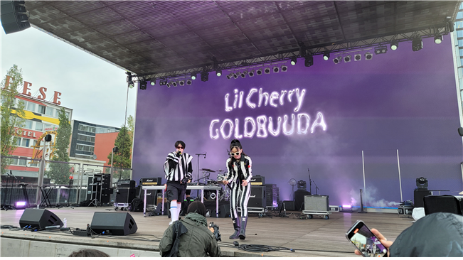 사진 1. 한국콘텐츠진흥원은 ‘코리아 스포트라이트 @리퍼반 페스티벌(Korea Spotlight @Reeperbahn Festival)’을 지난 21일 독일 함부르크에서 개최했다. (릴체리, 골드부다(Lil Cherry, GOLDBUUDA)가 무대에서 노래하고 있다)