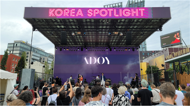 사진 2. 한국콘텐츠진흥원은 ‘코리아 스포트라이트 @리퍼반 페스티벌(Korea Spotlight @Reeperbahn Festival)’을 지난 21일 독일 함부르크에서 개최했다. (아도이(ADOY)가 무대에서 노래하고 있다)