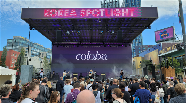 사진 4. 한국콘텐츠진흥원은 ‘코리아 스포트라이트 @리퍼반 페스티벌(Korea Spotlight @Reeperbahn Festival)’을 지난 21일 독일 함부르크에서 개최했다. (코토바(cotoba)가 무대에서 노래하고 있다)