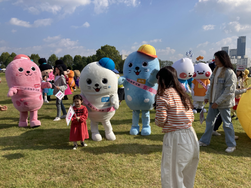 사진2. 한국콘텐츠진흥원(원장 조현래, 이하 콘진원)이 지난 14~15일 서울 용산구 용산어린이정원에서 개최한 ‘제6회 우리동네 캐릭터 축제’가 성황리에 마무리됐다. (잔디마당 현장사진)