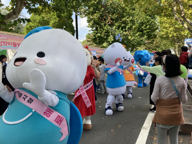 사진3. 한국콘텐츠진흥원(원장 조현래, 이하 콘진원)이 지난 14~15일 서울 용산구 용산어린이정원에서 개최한 ‘제6회 우리동네 캐릭터 축제’가 성황리에 마무리됐다. (퍼레이드 현장사진)