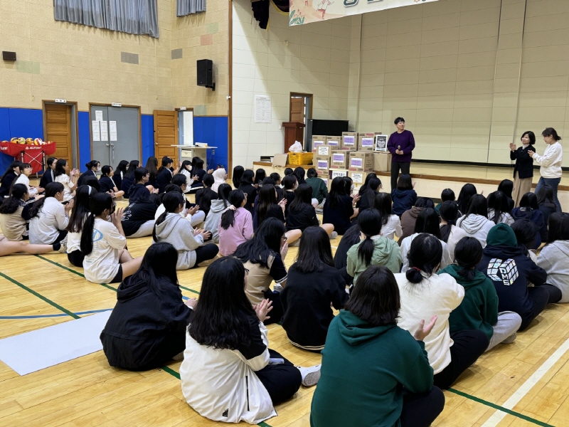 사진 1. 한국콘텐츠진흥원과 전력거래소, 인터넷진흥원, 농림식품기술기획평가원, 국립나주숲체원은 나주 영산포여자중학교에 찾아 생리대 등을 전달하고 있다. (1)