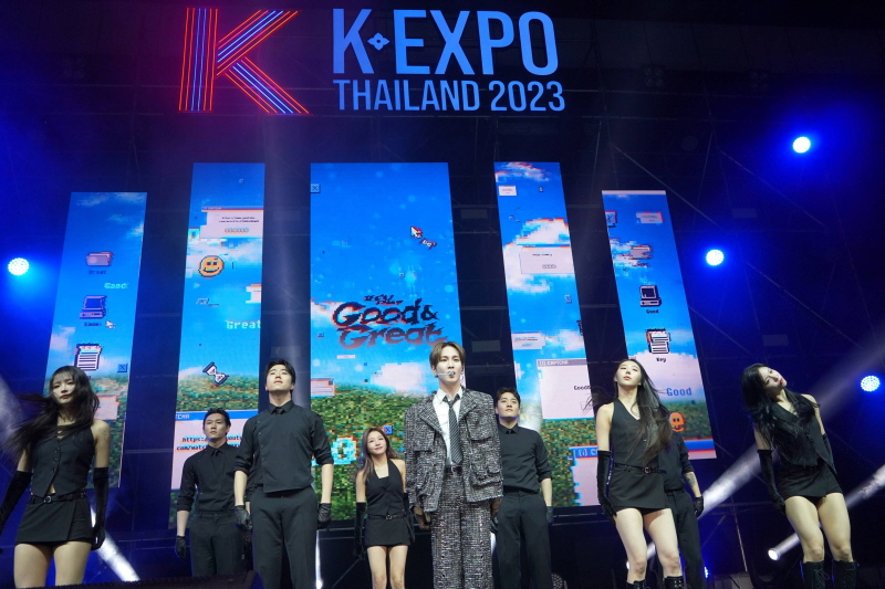 사진 1. 문체부와 콘진원은 9일부터 12일까지 나흘간 태국 방콕에서 ‘2023 태국 K-박람회’를 성공적으로 개최했다.(11일 샤이니 키가 한-태 아티스트 합동콘서트에서 무대를 선보이고 있다)