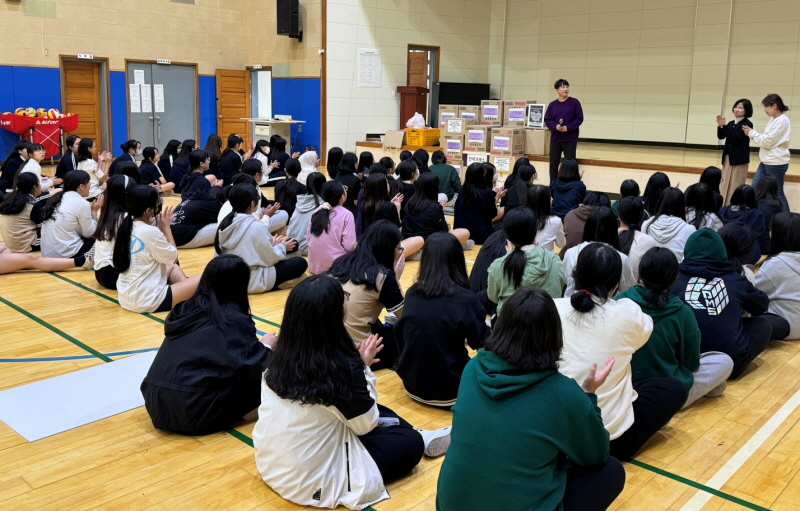 사진 3. 한국콘텐츠진흥원은 나주 영산포여자중학교를 찾아 여성용품을 전달했다.