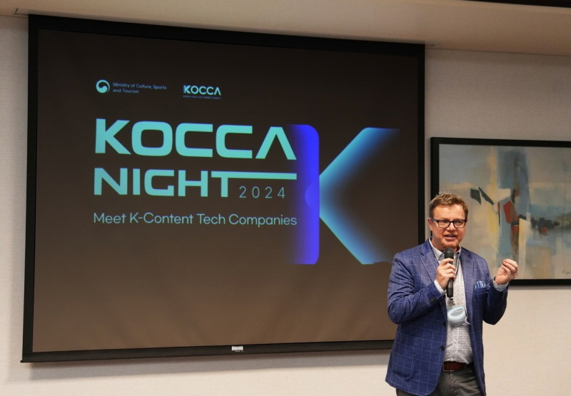 사진 2. 문체부와 콘진원은 CES 2024와 연계한 ‘코카 나이트(KOCCA Night)’를 지난 10일(현지 시각) 미국 라스베이거스에서 성황리에 마무리했다. (알케미스트 액셀러레이터 로랑 레인스(Laurent Rains)가 피칭총평을 진행하고 있다) 