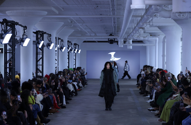 사진 3. ‘컨셉코리아 2024 F/W’ 패션쇼를 통해 공개된 김희진, 이하은 디자이너의 ‘키미제이(KIMMY.J)’ 런웨이
