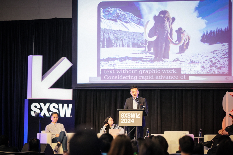 사진 3. SXSW 2024 ‘넥스트 스테이지’에서 <한국 엔터테인먼트의 르네상스를 열다>라는 주제로 스튜디오메타케이 김광집 대표가 발표하고 있다. (왼쪽부터 이모션웨이브 장순철 대표, 브러쉬씨어터(유) 양가인 매니저, 스튜디오메타케이 김광집 대표 순)