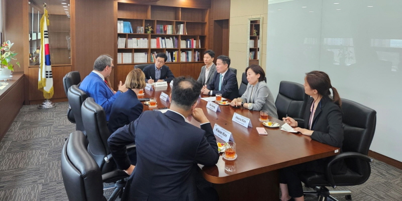 사진 1. 한국콘텐츠진흥원에 리투아니아 문화부 차관 등 일행이 K-콘텐츠산업 지원 시스템을 살펴보는 한국 초청 연수의 일환으로 16일부터 18일까지 콘진원에 방문했다. (16일 콘진원 나주 본원에서 리투아니아 문화부 차관 등 일행과 콘진원 조현래 원장 등이 대화를 나누고 있다)