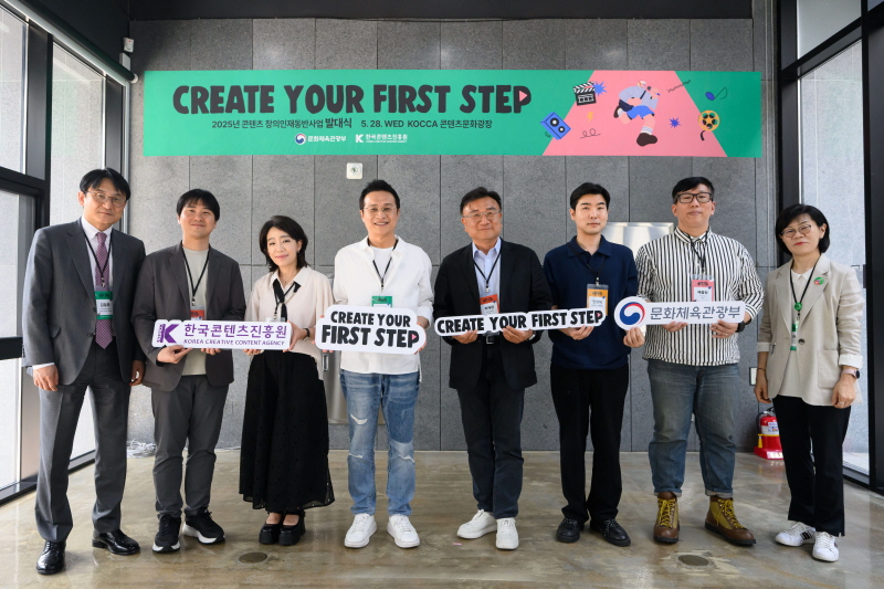 사진 2. 한국콘텐츠진흥원은 지난 28일 서울 홍릉 콘텐츠문화광장에서 2025년 콘텐츠 창의인재동반사업 멘토 간담회를 개최했다. (왼쪽부터 콘진원 김일중 본부장, 윤권수 프로듀서, 김문정 음악감독, 콘진원 유현석 원장직무대행, 최재원 대표, 한정석 작가, 해츨링 웹툰작가, 콘진원 정우영 팀장)