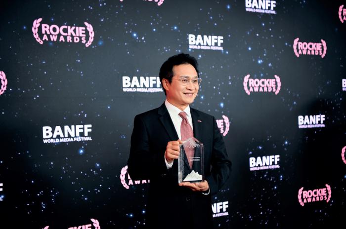 사진5. 콘진원은 6월 9일 페어몬트 밴프 스프링스 호텔에서 열린 록키 어워즈에서 한국을 대표하여 ‘명예의 나라’ 특별 헌정 기념패를 수상했다. (콘진원 유현석 원장직무대행)