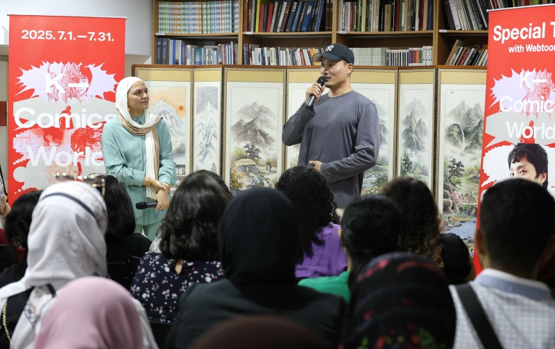 사진 3. 7월 2일, < K-Comics World in Egypt > 전시에서 웹툰 <지옥>의 최규석 작가와 현지 팬들이 교류하는 ‘작가와의 만남’ 행사가 개최됐다. (1)
