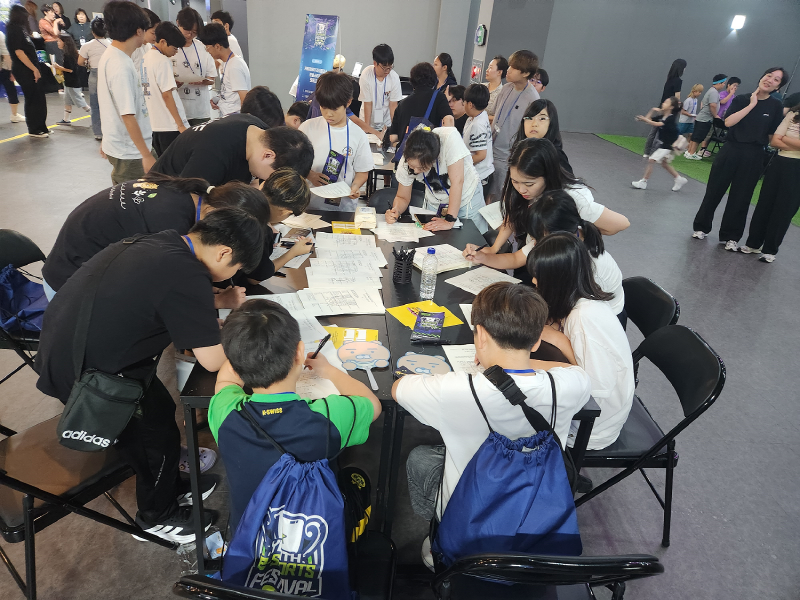 사진 2. 콘진원은 재단법인 스마일게이트 희망스튜디오와 함께 지난 12일 대전이스포츠경기장 드림아레나에서 ‘2025 유스 e스포츠 페스티벌’을 열어, 청소년 이스포츠 문화와 진로 체험의 장을 마련했다. (2025 유스 이스포츠 페스티벌 현장 사진 (1))