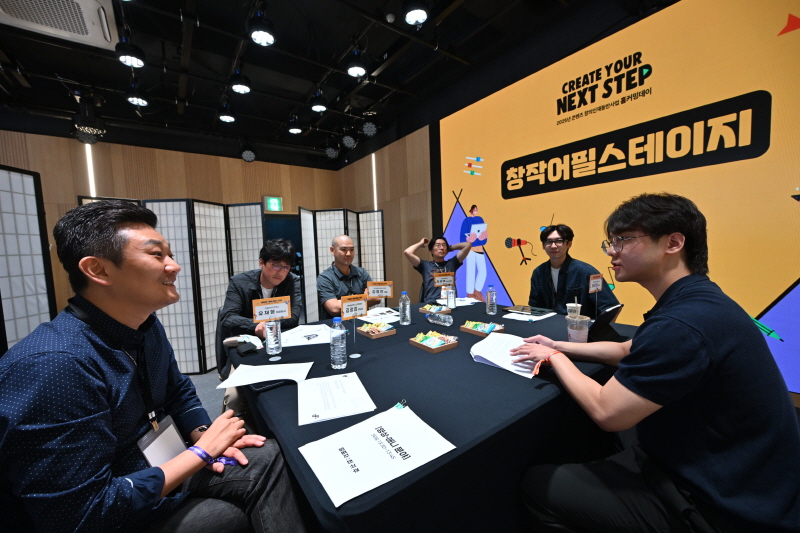 사진 3. 한국콘텐츠진흥원은 지난 11일 서울 홍릉 콘텐츠문화광장에서 2025년 콘텐츠 창의인재동반사업 홈커밍데이를 개최했다. (공개 멘토링)