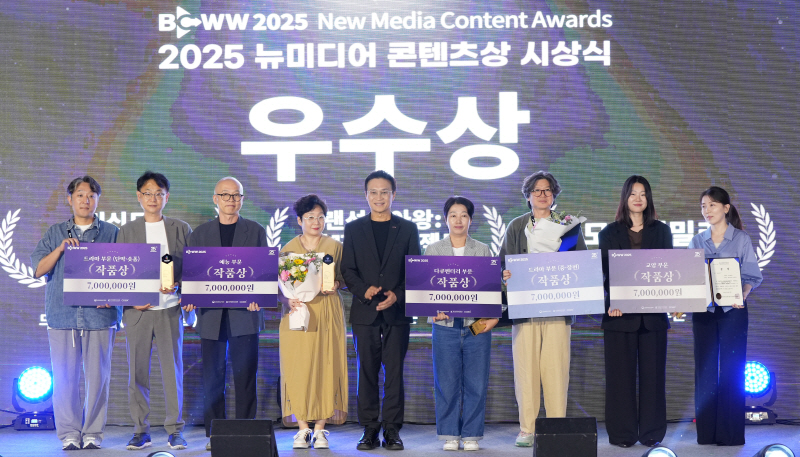 사진 1. 콘진원은 9월 17일 서울 삼성동 코엑스 1층 B홀에서 ‘2025년 뉴미디어 콘텐츠상 시상식’을 개최하고, K-콘텐츠 산업의 새로운 성과와 비전을 공식적으로 선보였다.(작품상(우수상) 수상자 단체 사진, 왼쪽부터 콘텐츠새로 최정일 감독, 정태상 대표(드라마 단막·숏폼 부문), 스튜디오씨알 김태용 대표, 조은이 이사(예능 부문), 콘진원 유현석 원장직무대행, 바심픽쳐스 이미진 대표(다큐멘터리 부문), 와이낫미디어 오환민 대표(드라마 중·장편 부문), 제이티비씨 전청림 PD, 임지수 PD(교양 부문))