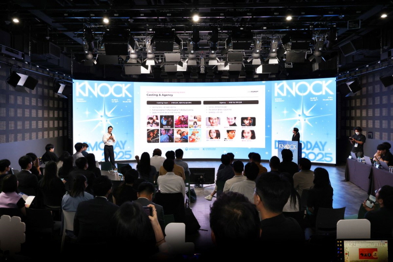 사진 2. 콘진원은 지난 8월 28일 서울 코엑스에서 ‘케이녹 정규라운드 데모데이’를 개최하고,사전 투자 설명회(Pre-IR)에서 우수 기업으로 선정된 10개사의 발표 경쟁을 지원했다.(케이녹 넥스트라이즈 연계 스페셜 라운드 현장 사진 (1))