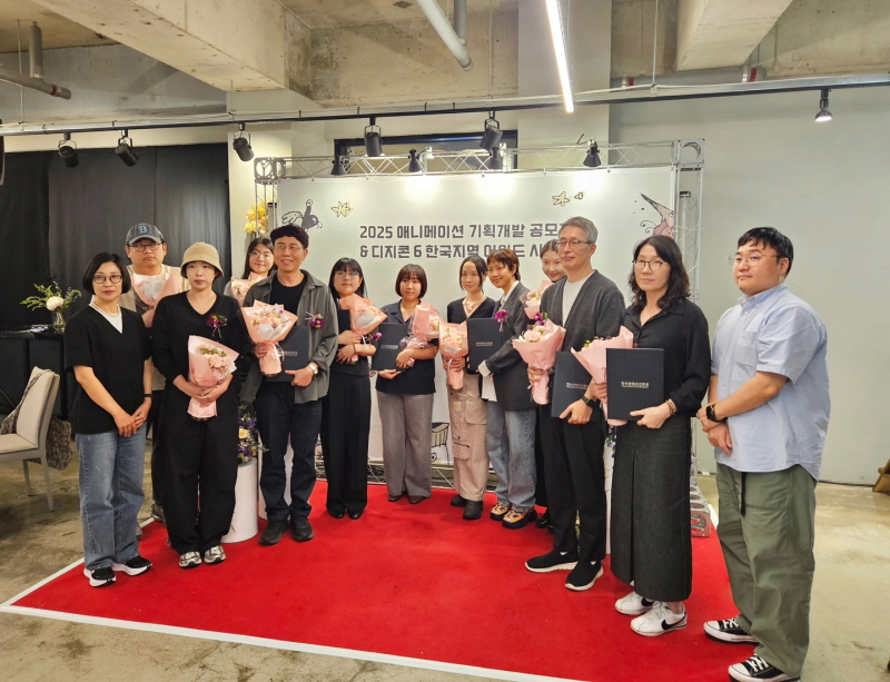 사진 2. 2025 애니메이션 기획개발 공모전 단편 부문 수상자들이 기념사진을 촬영하고 있다.