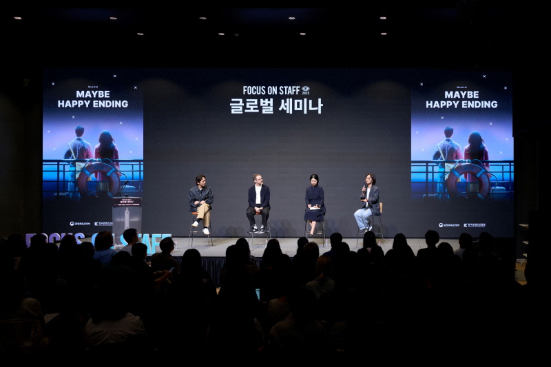 사진2. 콘진원은 9월 22일 서울 슈피겐홀에서 ‘2025 대중문화예술 제작스태프 역량강화 프로그램’중 하나인 ‘글로벌 세미나’를 성공리에 개최했다.(글로벌 세미나 현장 사진, 왼쪽부터 박천휴 극작가, 윌 애런슨 극작가, 오른쪽부터 엔에이치엔링크 한경숙 프로듀서)