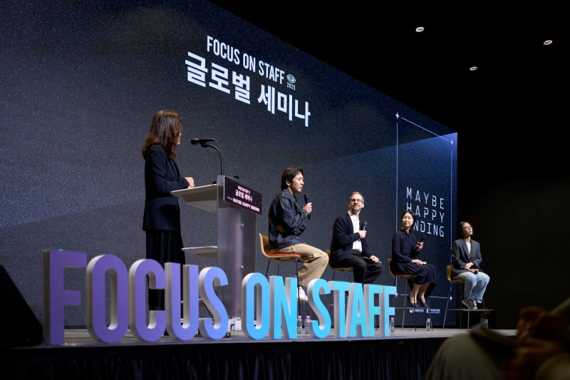 사진3. 콘진원은 9월 22일 서울 슈피겐홀에서 ‘2025 대중문화예술 제작스태프 역량강화 프로그램’중 하나인 ‘글로벌 세미나’를 성공리에 개최했다. (글로벌 세미나 현장 사진, 왼쪽부터 최승연 뮤지컬 평론가, 박천휴 극작가, 윌 애런슨 극작가, 오른쪽부터 엔에이치엔링크 한경숙 프로듀서)