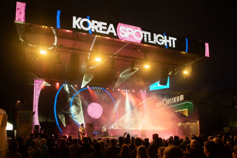사진3. 한국콘텐츠진흥원은 지난 9월 18일 독일 함부르크에서 열린 리퍼반 페스티벌에서 국내 뮤지션 4팀이 참여한 ‘코리아 스포트라이트 @리퍼반 페스티벌’ 쇼케이스를 운영했다.(드링킹소년소녀합창단 쇼케이스 현장사진(1))