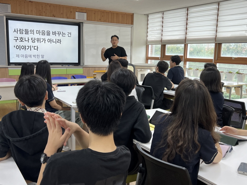 사진4. 한국콘텐츠진흥원은 2024년 2월 ‘자율형 공립고등학교 2.0’ 미디어·콘텐츠 특화 학교 나주 봉황고등학교와 협약을 체결해, 지역 청소년 대상 현장 맞춤형 교육을 추진하고 있다. (넥스트 콘텐츠 랩 운영)