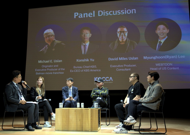 사진 2. 콘진원 뉴욕 비즈니스센터는 10월 10일, 미국 뉴욕 코리아센터에서 ‘2025 뉴욕 콘텐츠산업 포럼’을 개최했다. (패널토크 현장 사진, 왼쪽부터 콘진원 뉴욕 비즈니스센터 이양환 센터장, 자스민 황 통역사, KBS 아메리카 유건식 전 사장, 마이클 우슬란 총괄 프로듀서, 데이빗 우슬란 프로듀서, 웹툰 엔터테인먼트 이명훈 미주 총괄)
